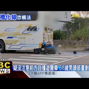 機車衝撞違停遊覽車 男「倒栽蔥」卡車中間 @東森新聞 CH51